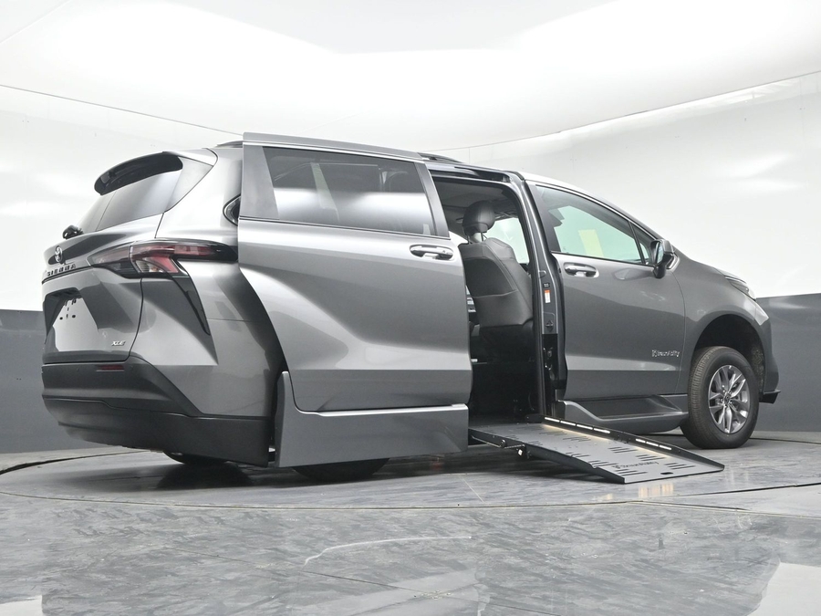 New 2026 Toyota Sienna XLE Base