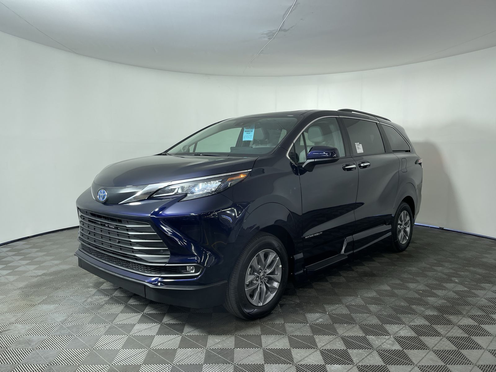 2025 Toyota Sienna XLE - Photo 30