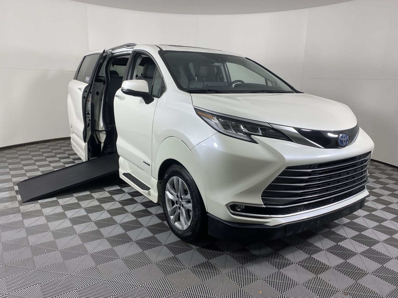 2021 Toyota Sienna Limited's photo