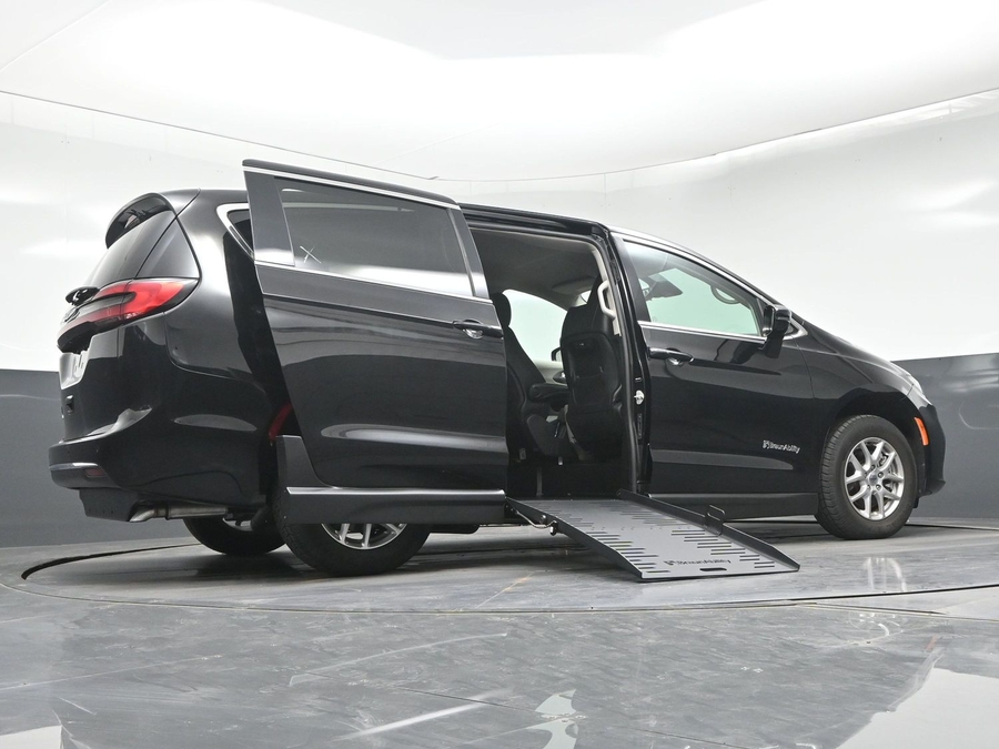 CERTIFIED PRE-OWNED 2024 Chrysler Pacifica Touring L