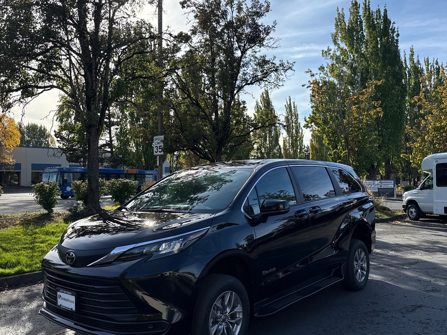New 2026 Toyota Sienna LE
