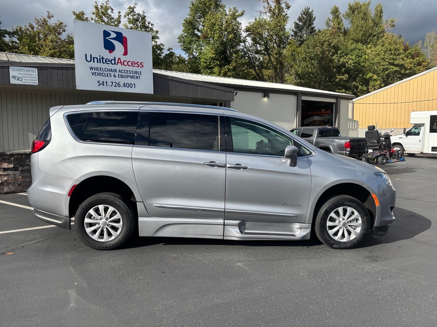 PRE OWNED 2018 Chrysler Pacifica Touring L