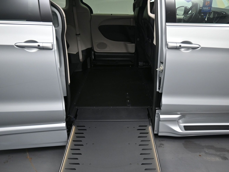 CERTIFIED PRE-OWNED 2024 Chrysler Pacifica Touring L