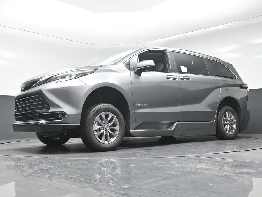 New 2026 Toyota Sienna XLE Base