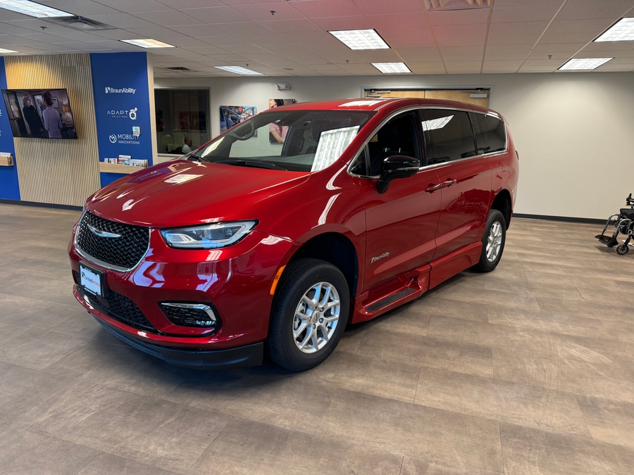 PRE OWNED 2025 Chrysler Pacifica Select