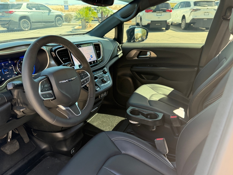PRE OWNED 2025 Chrysler Pacifica Select