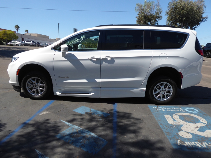 PRE OWNED 2022 Chrysler Pacifica Touring L