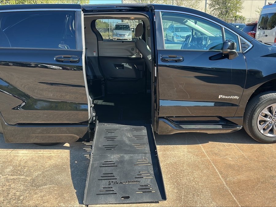 PRE OWNED 2024 Toyota Sienna LE