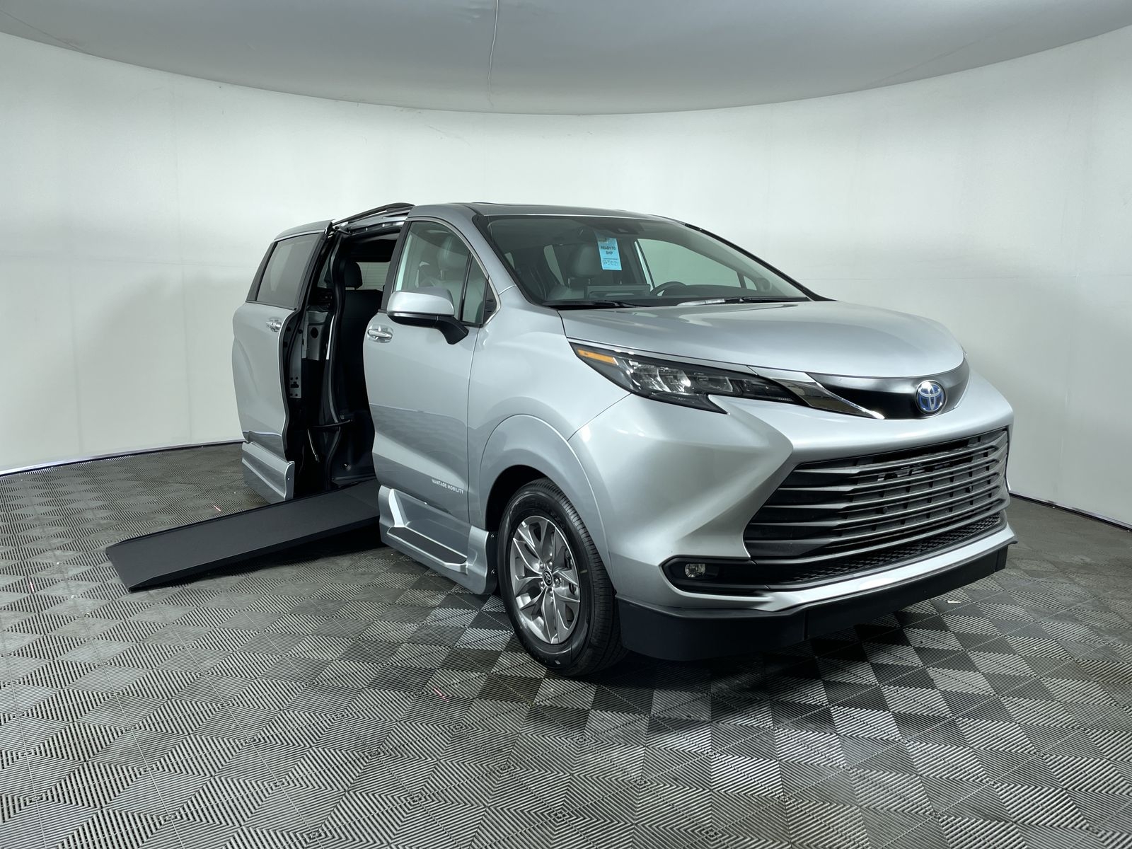 2025 Toyota Sienna XLE's photo