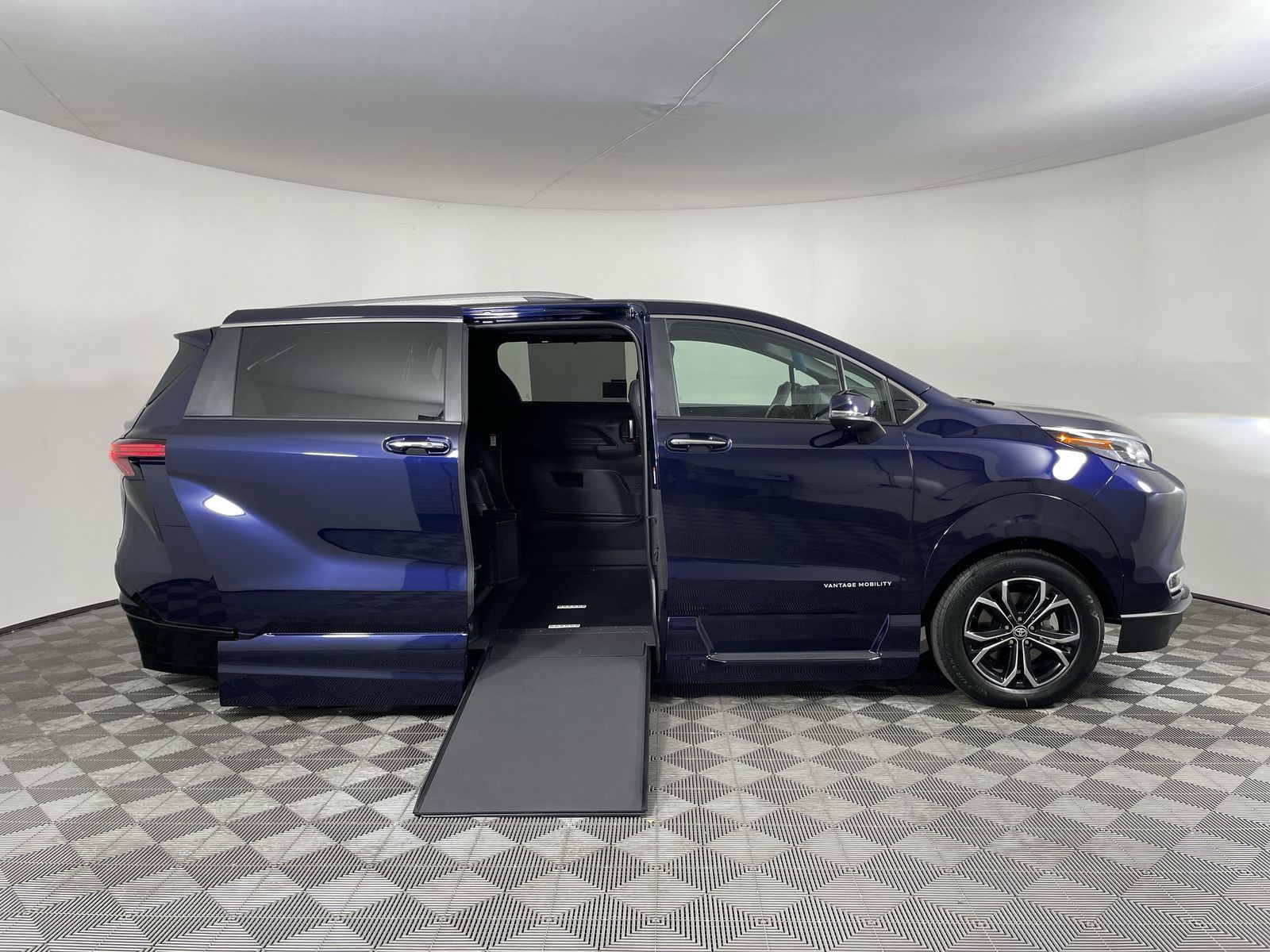 2025 Toyota Sienna Platinum - Photo 2