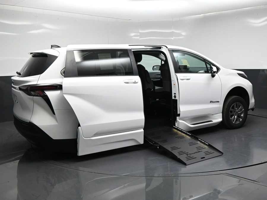 New 2026 Toyota Sienna LE