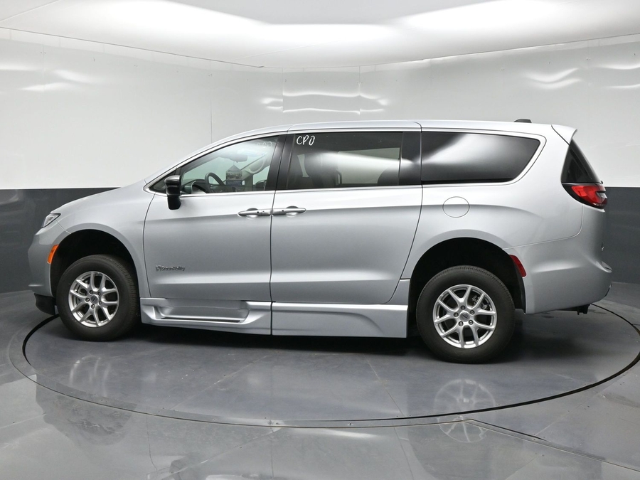CERTIFIED PRE-OWNED 2024 Chrysler Pacifica Touring L
