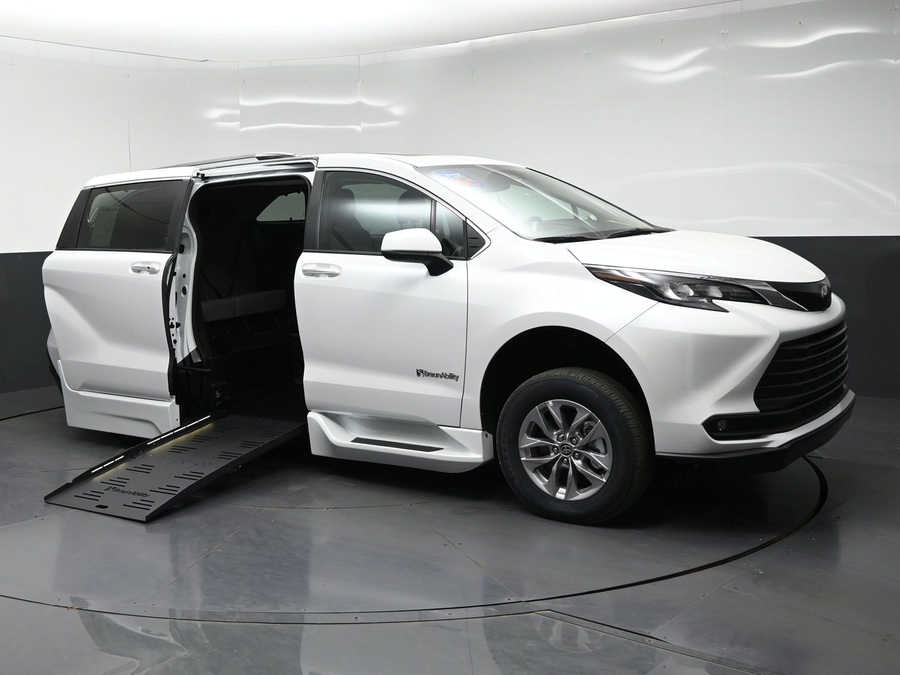 New 2026 Toyota Sienna XLE Base