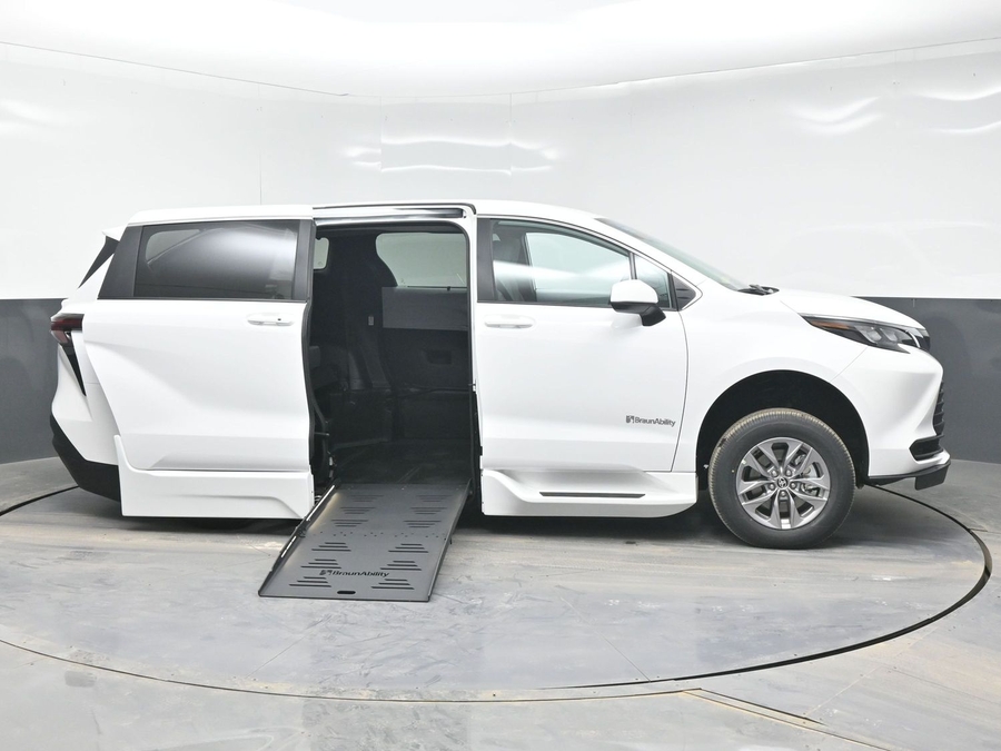 New 2026 Toyota Sienna LE