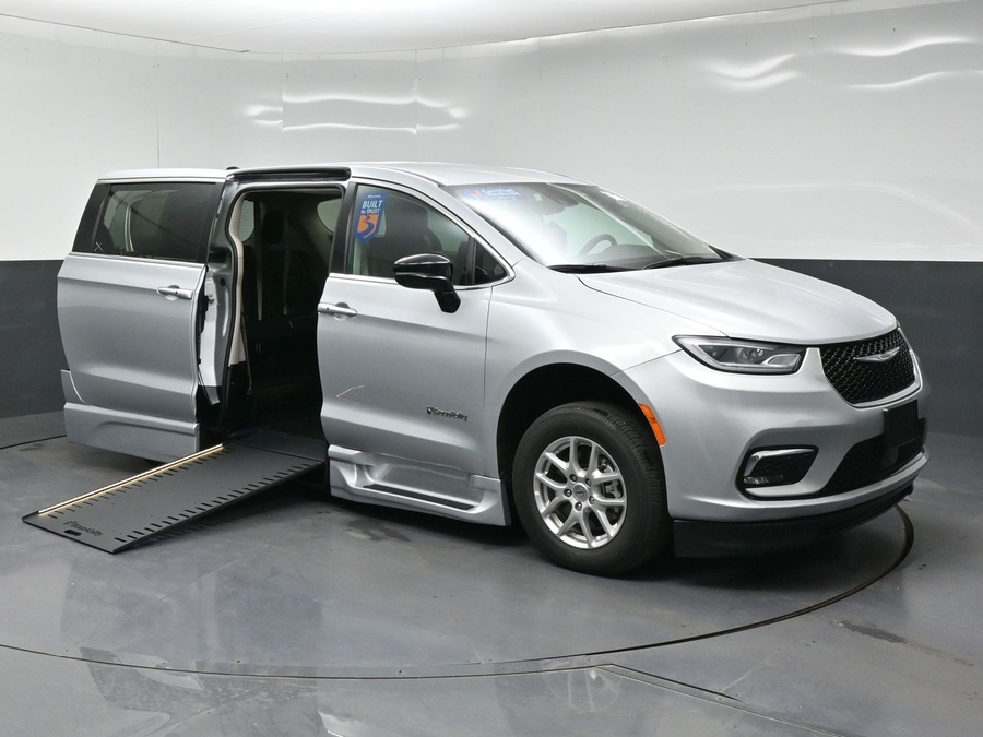 CERTIFIED PRE-OWNED 2024 Chrysler Pacifica Touring L