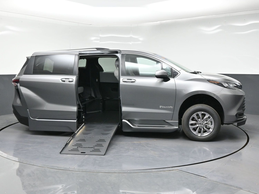 New 2026 Toyota Sienna XLE Base