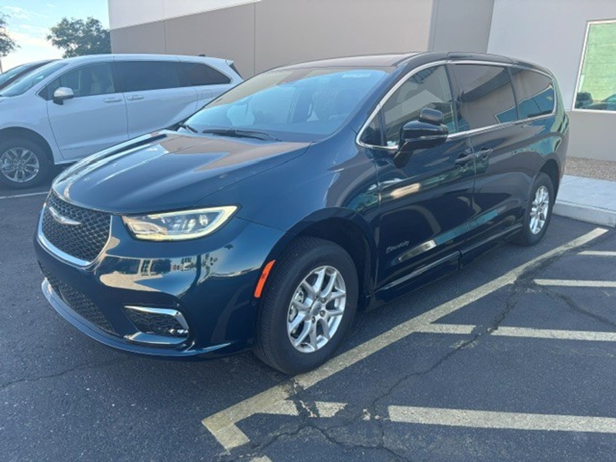 PRE OWNED 2025 Chrysler Pacifica Select