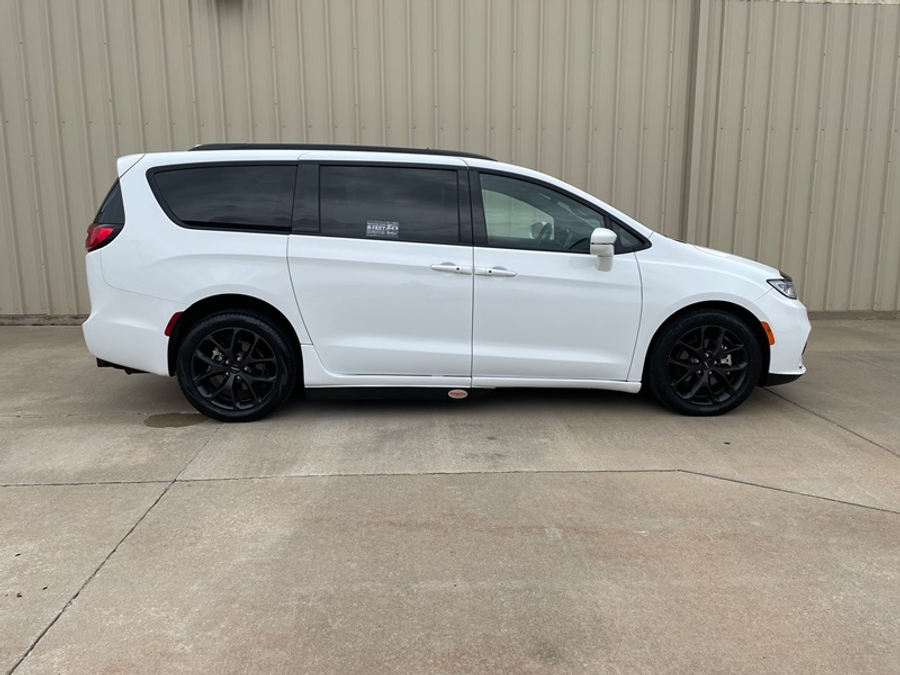 PRE OWNED 2022 Chrysler Pacifica Touring L