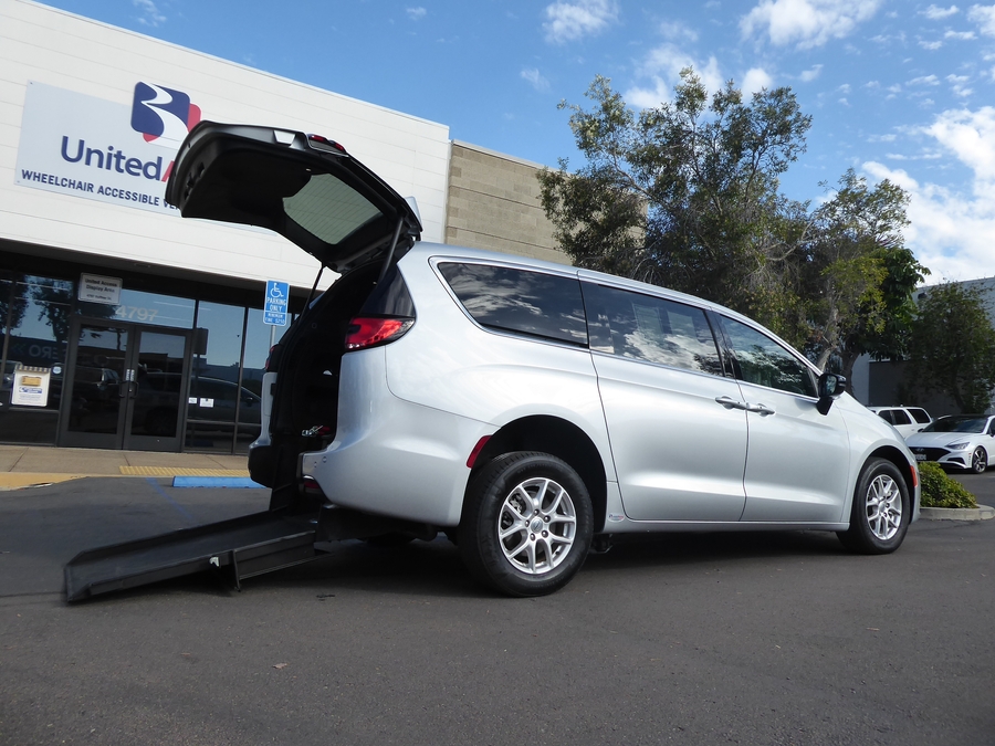PRE OWNED 2024 Chrysler Pacifica Touring