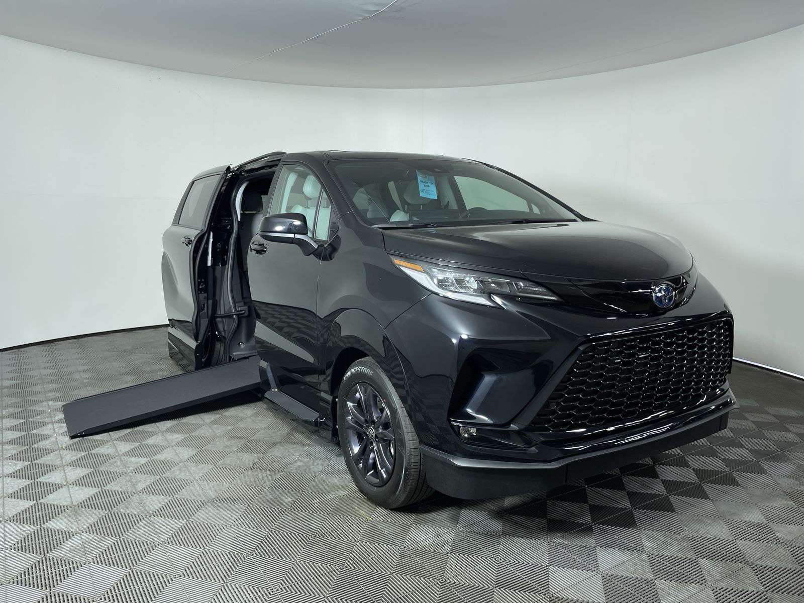2025 Toyota Sienna XSE's photo