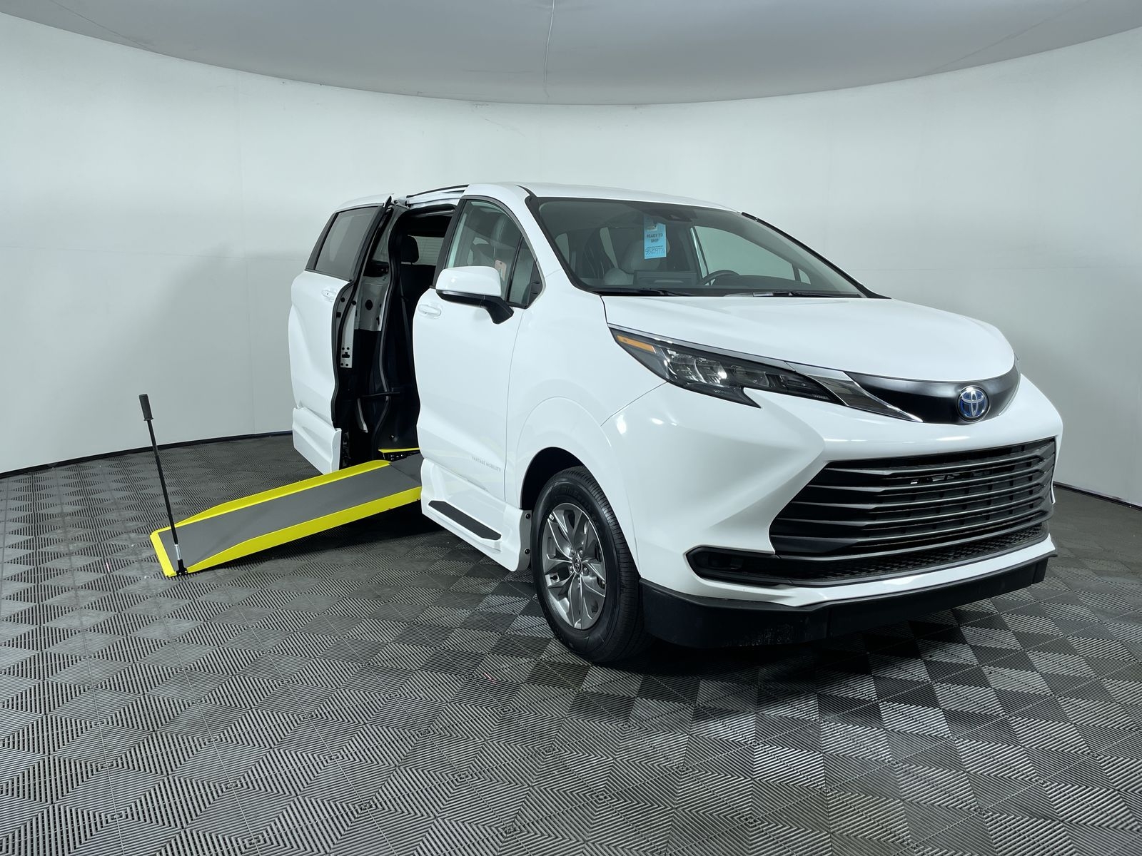 2025 Toyota Sienna LE's photo