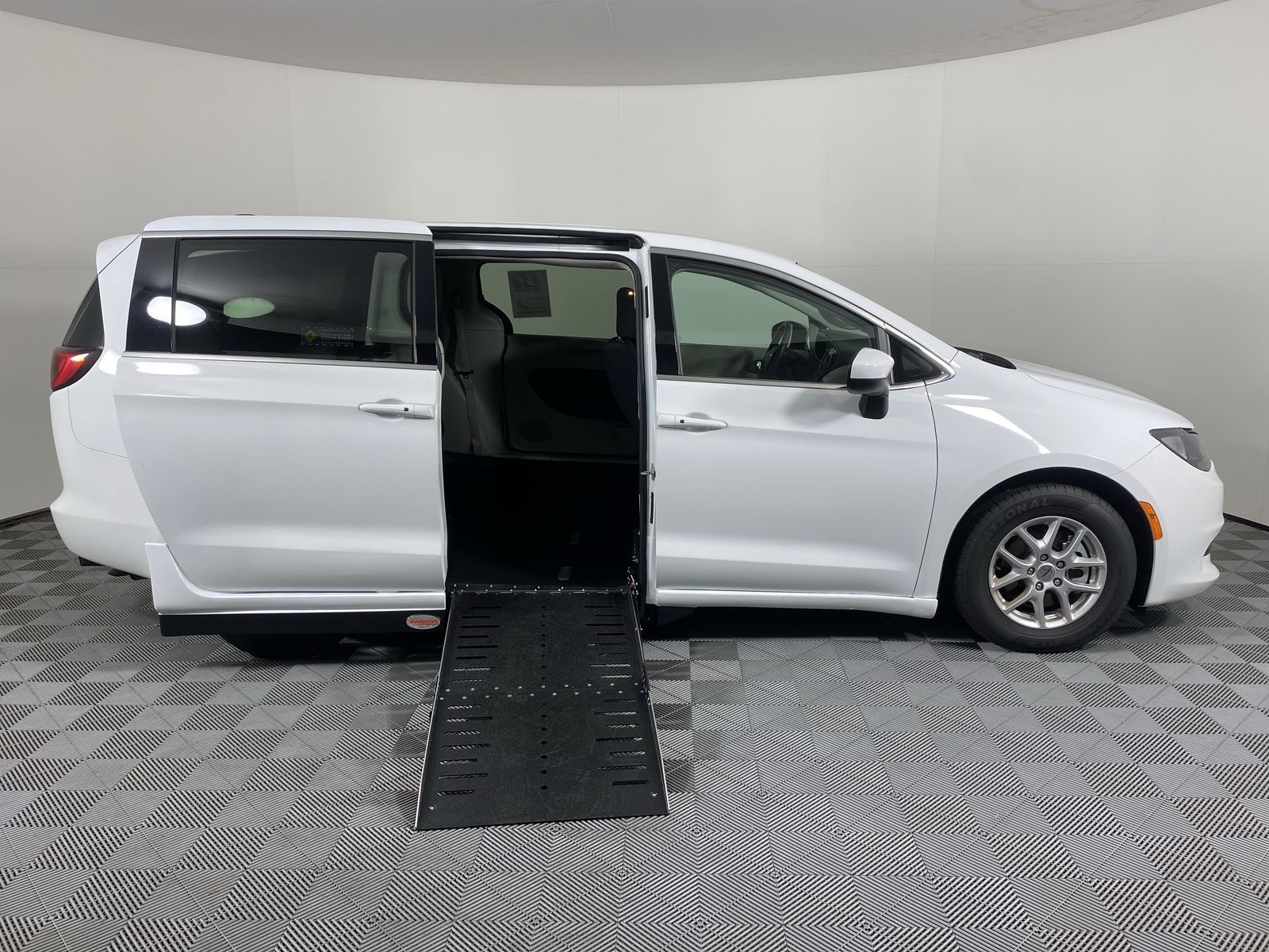 2022 ChryslerVoyager LX's photo