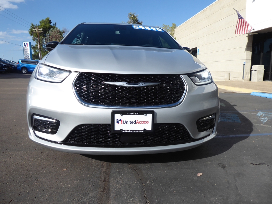 PRE OWNED 2024 Chrysler Pacifica Touring