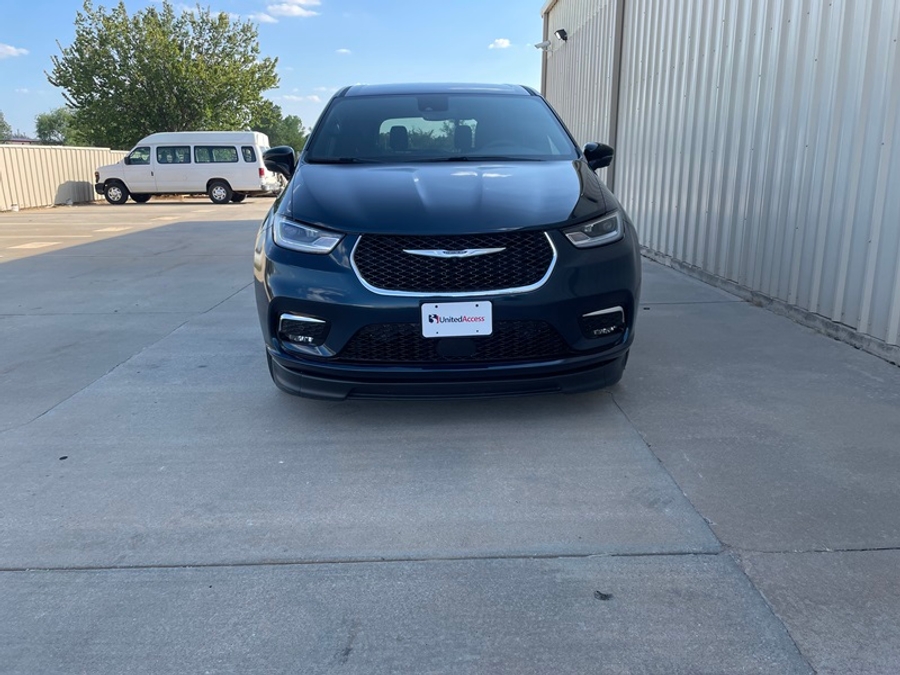 PRE OWNED 2025 Chrysler Pacifica Select