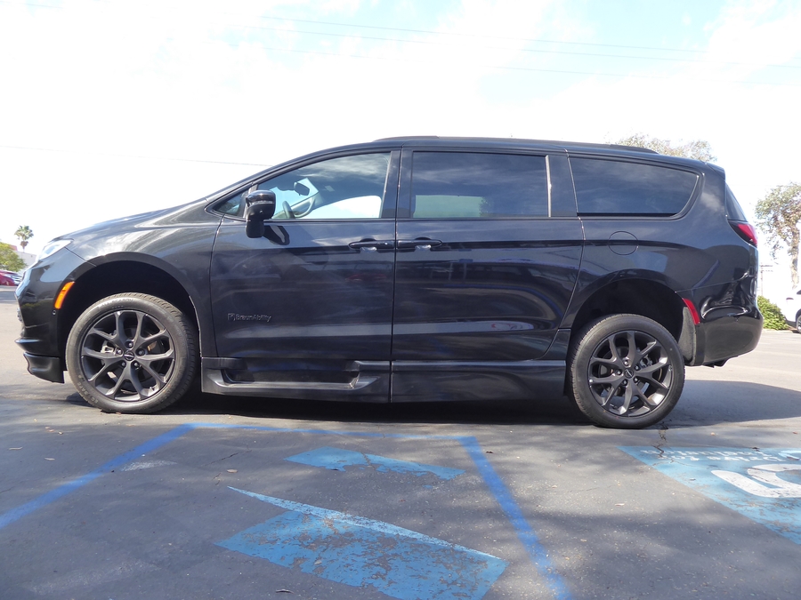 PRE OWNED 2023 Chrysler Pacifica Touring L