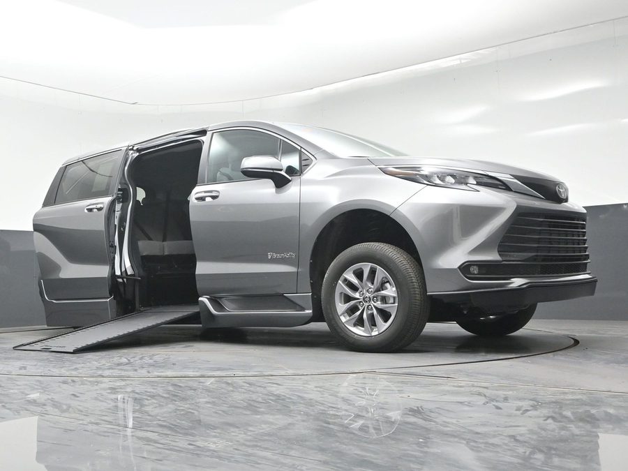 New 2026 Toyota Sienna XLE Base