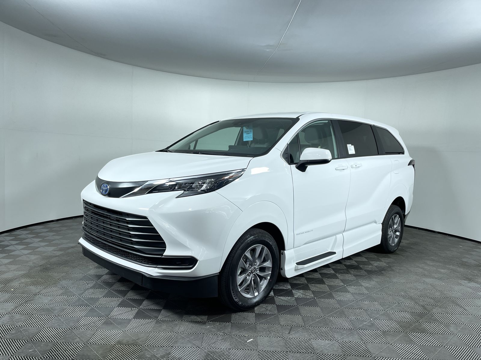 2025 Toyota Sienna LE - Photo 29