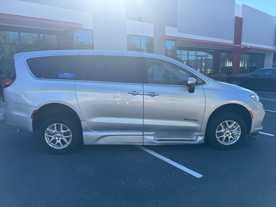 PRE OWNED 2023 Chrysler Pacifica Touring L