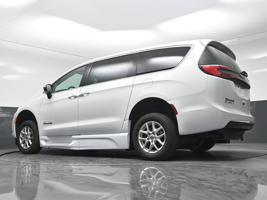 PRE OWNED 2023 Chrysler Pacifica Touring L