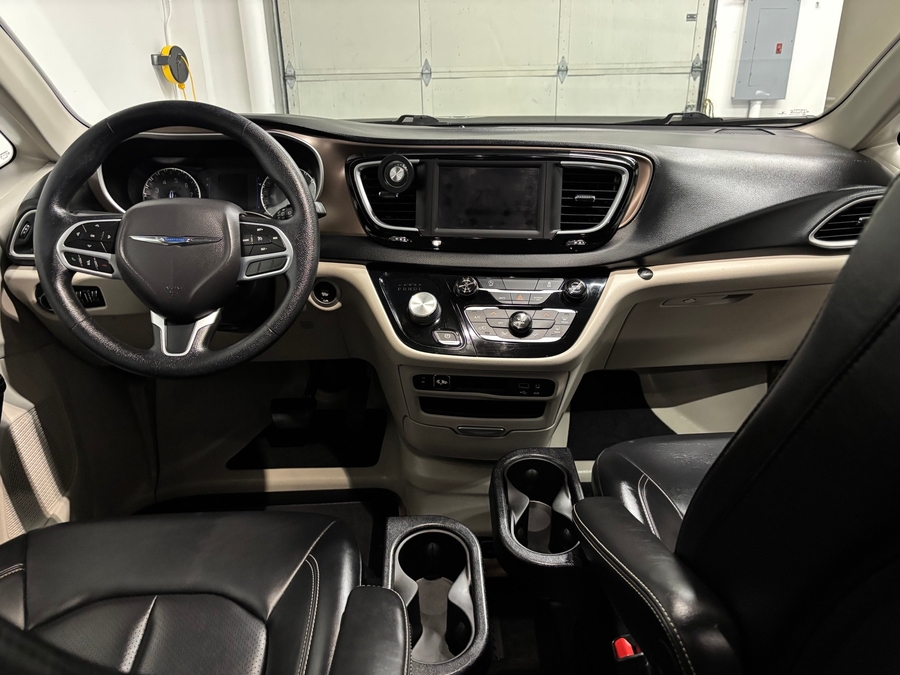 PRE OWNED 2020 Chrysler Voyager LXi