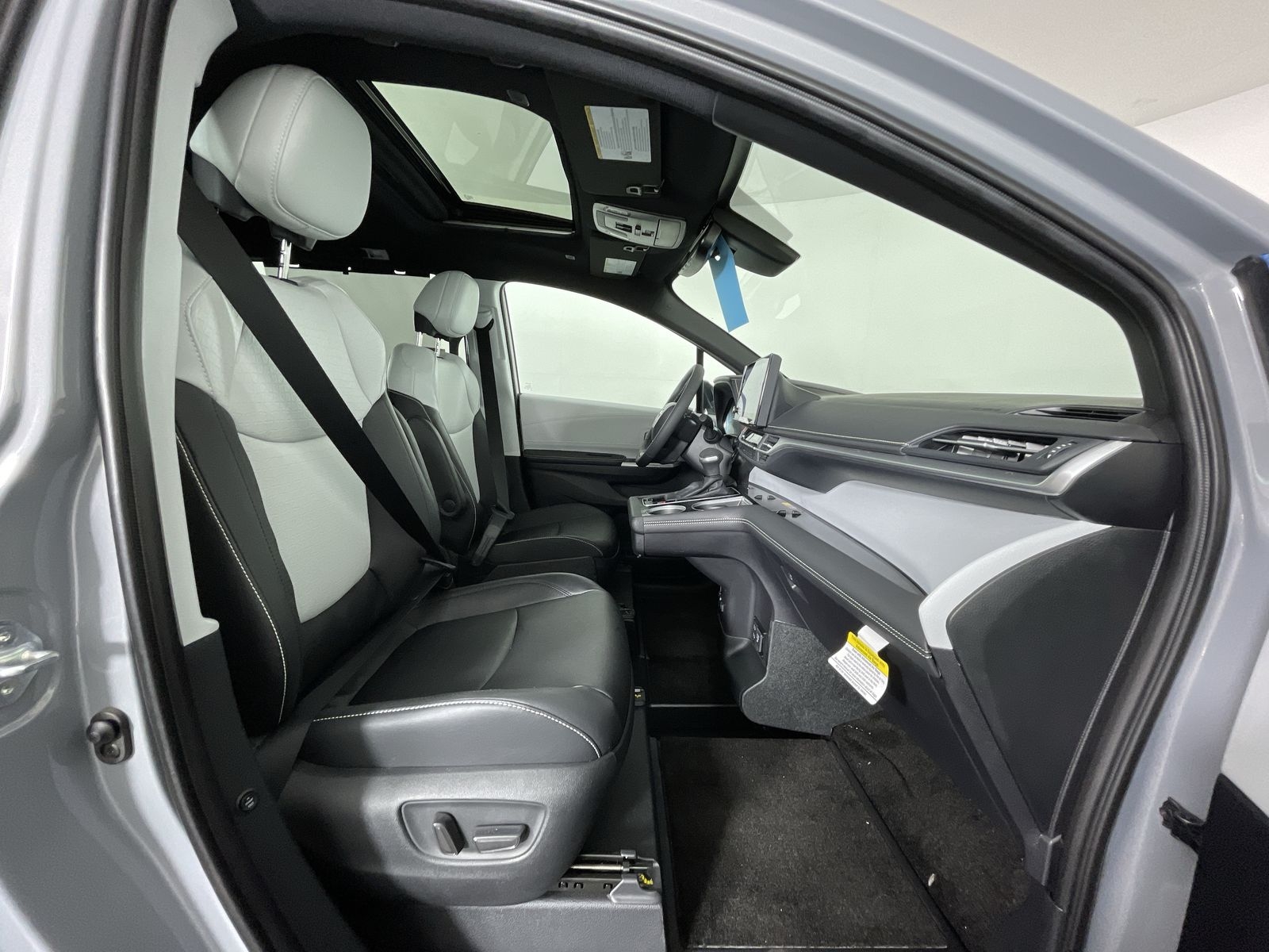 2025 Toyota Sienna XSE - Photo 23