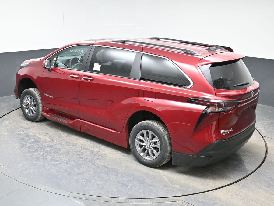 New 2026 Toyota Sienna XLE Base