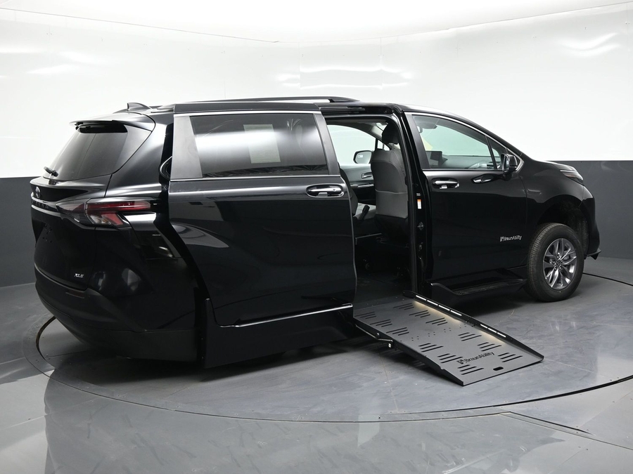 New 2026 Toyota Sienna XLE Base