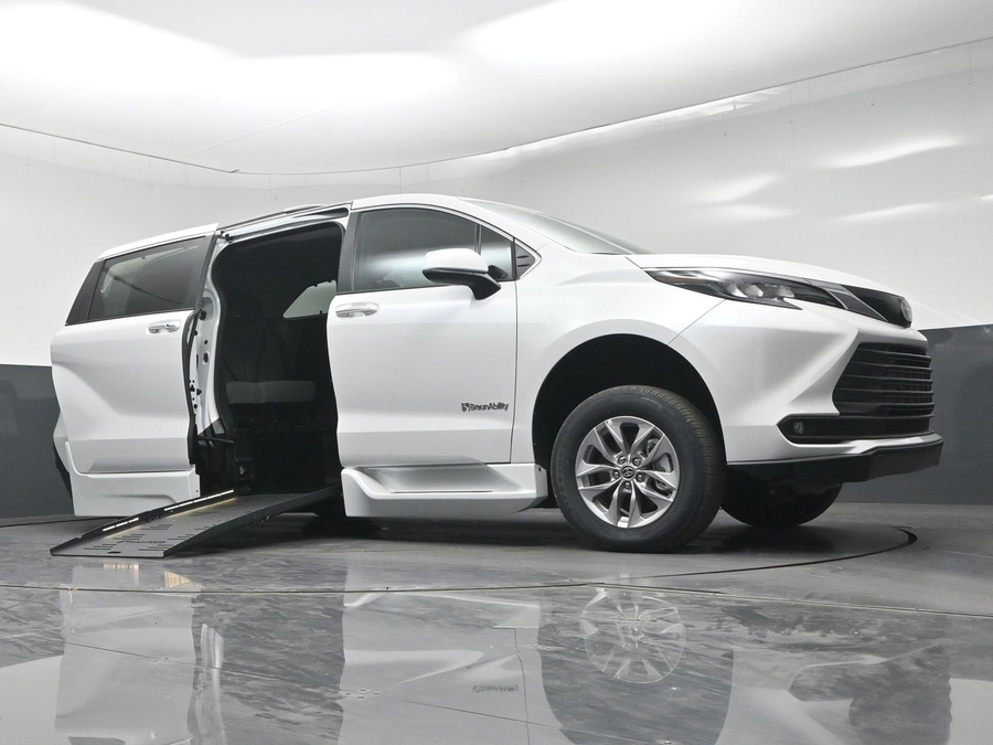 New 2026 Toyota Sienna XLE Base