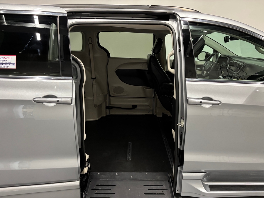 PRE OWNED 2020 Chrysler Voyager LXi