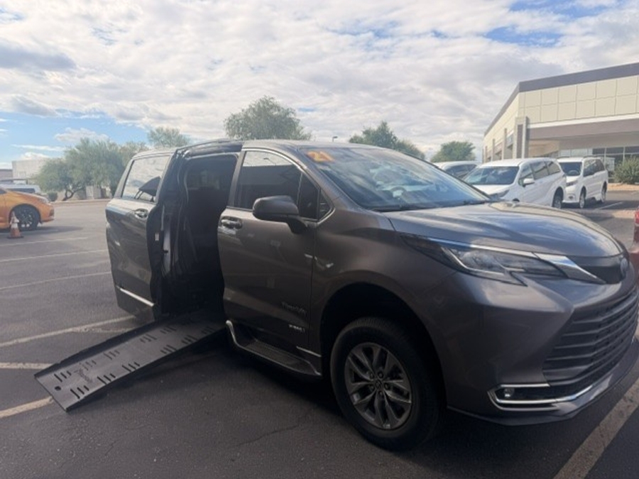 PRE OWNED 2021 Toyota Sienna XLE