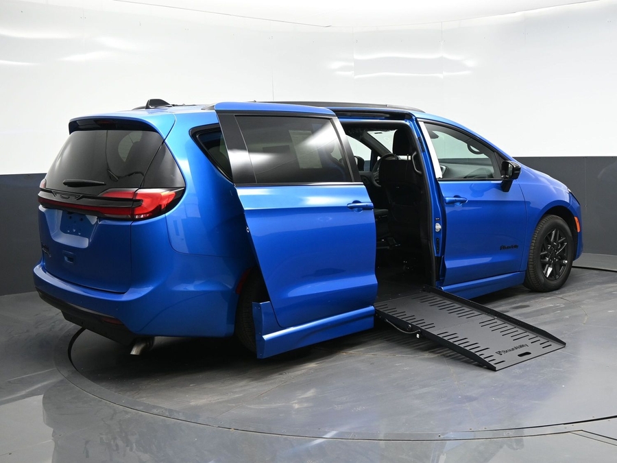 New 2027 Chrysler Pacifica Select Sport