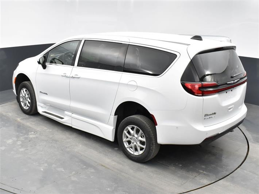 CERTIFIED PRE-OWNED 2024 Chrysler Pacifica Touring L