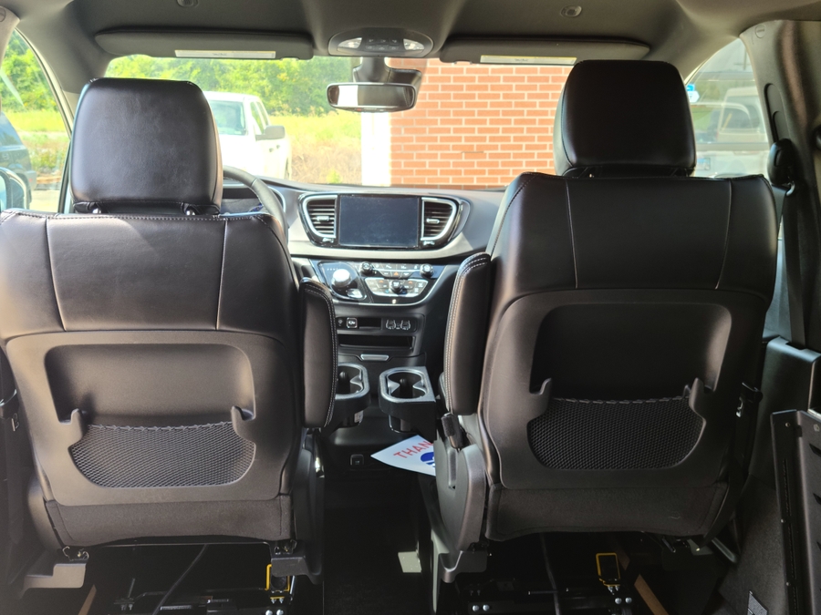 PRE OWNED 2025 Chrysler Voyager LX
