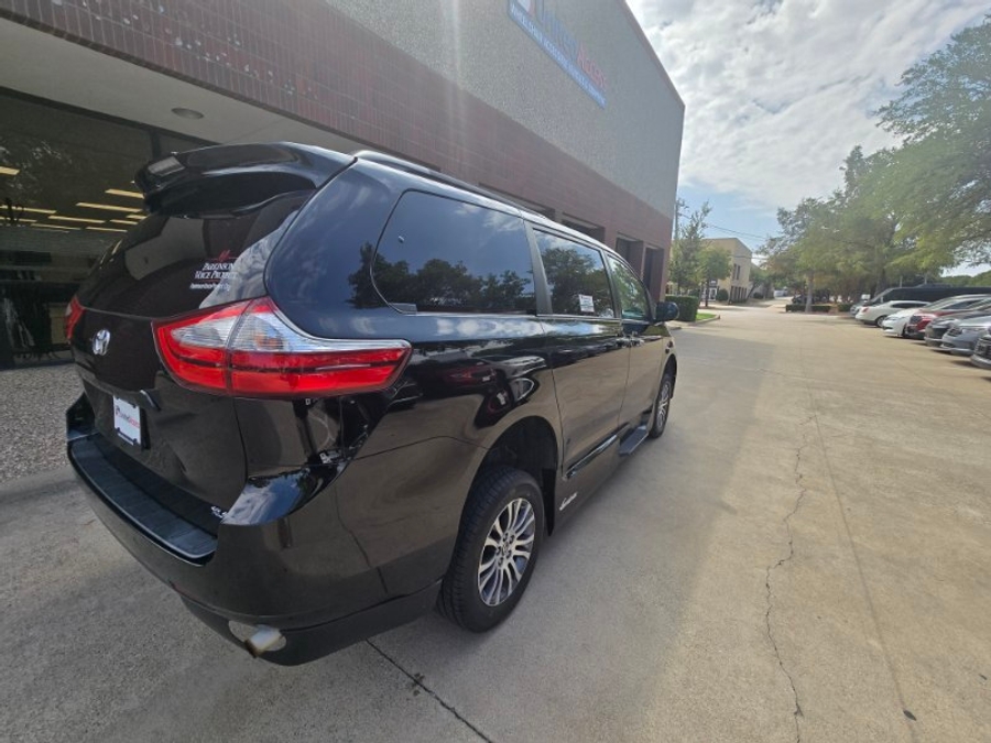 PRE OWNED 2018 Toyota Sienna XLE JS909745