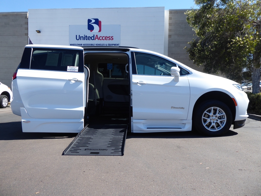 PRE OWNED 2022 Chrysler Pacifica Touring L