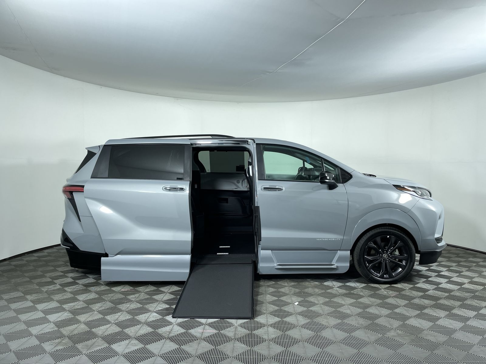2025 Toyota Sienna XSE - Photo 2