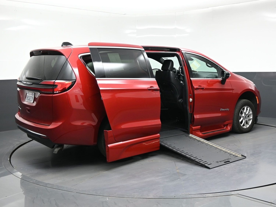 PRE OWNED 2025 Chrysler Pacifica Select