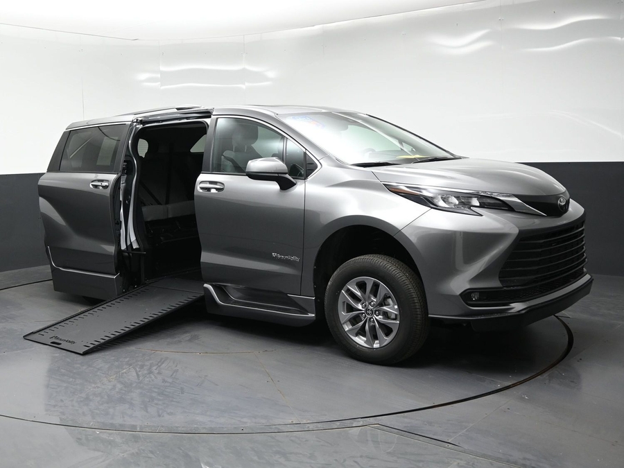 New 2026 Toyota Sienna XLE Base