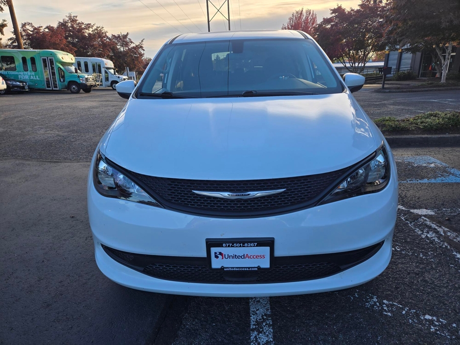 PRE OWNED 2022 Chrysler Voyager LX