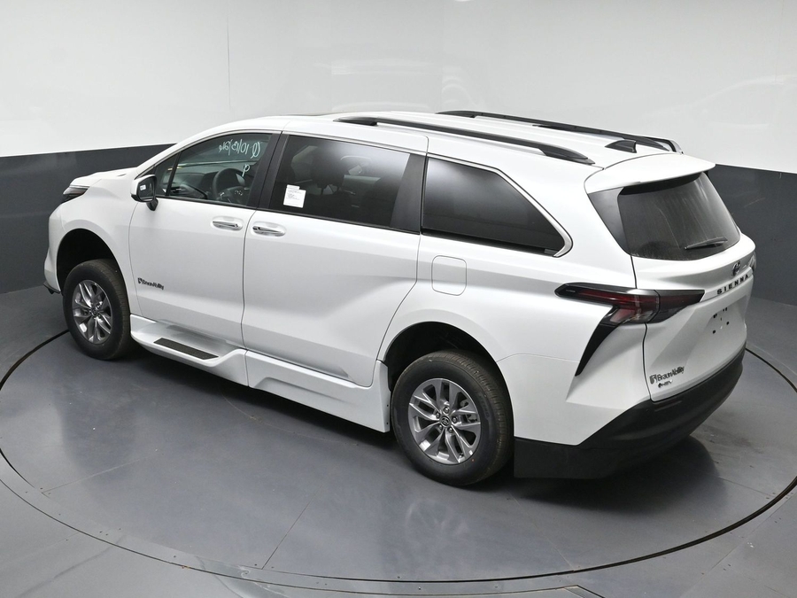 New 2026 Toyota Sienna XLE Base